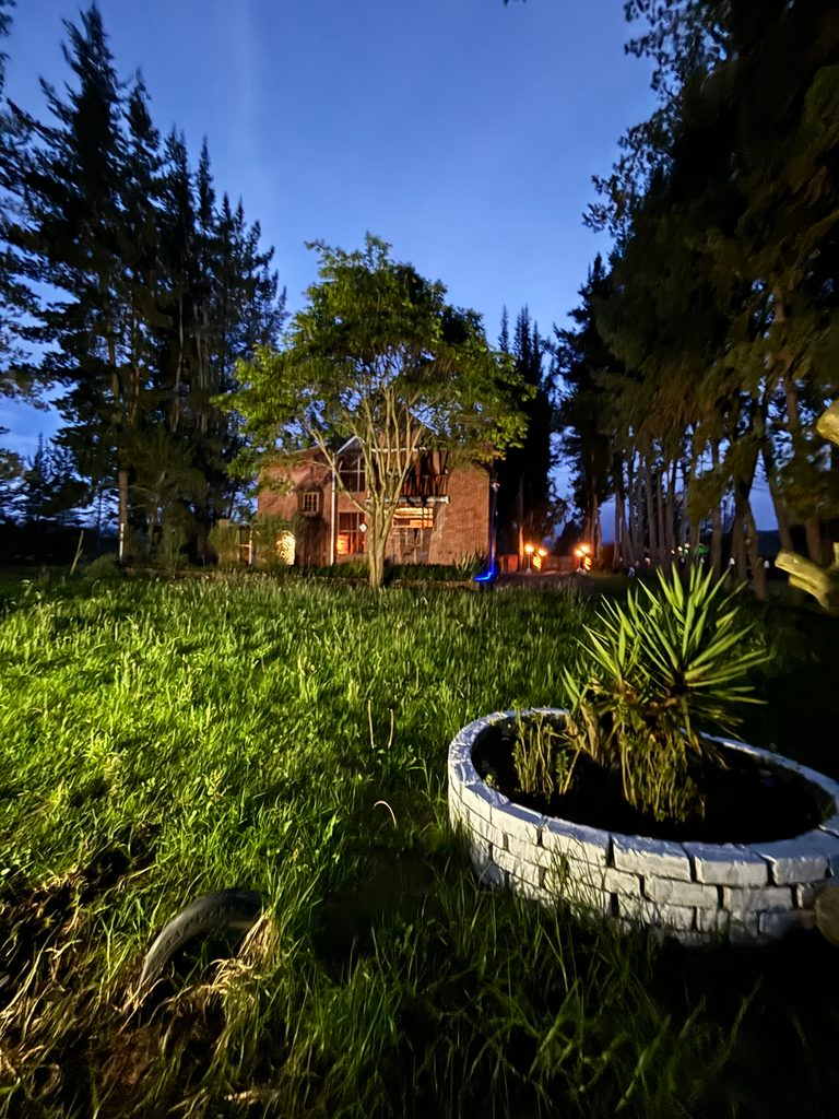 Villa Serena al atardecer, rodeada de naturaleza
